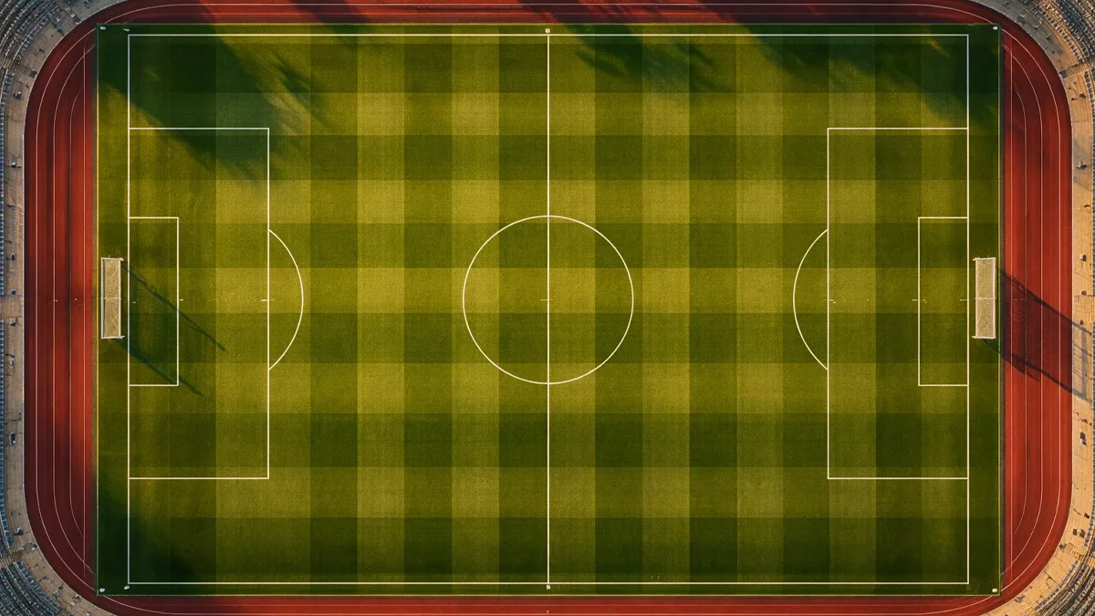 Bundesliga-Spielfeld aus der Vogelperspektive mit grünem Rasen